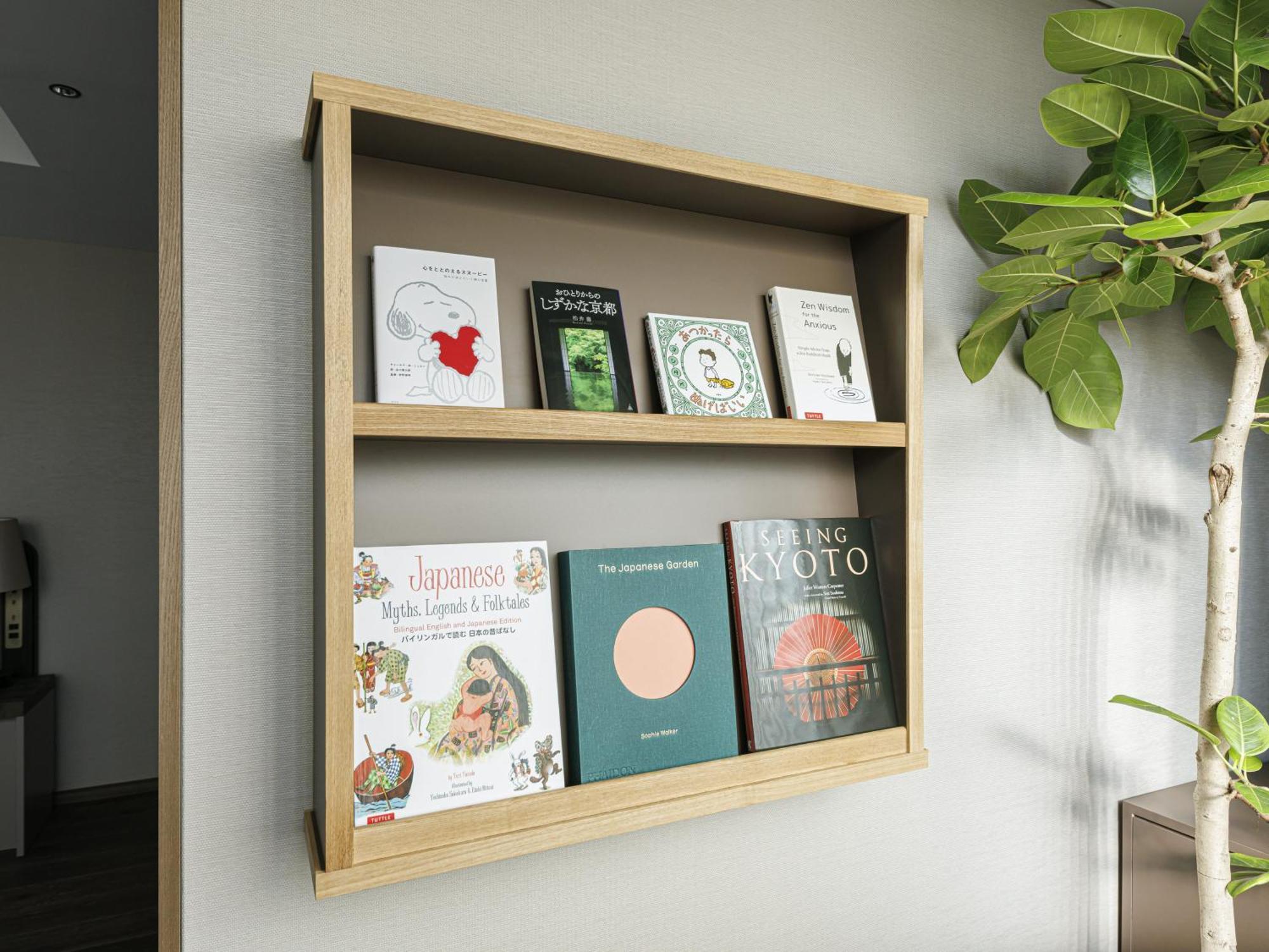 Good Nature Hotel Kyoto Oda fotoğraf A wall-mounted bookshelf