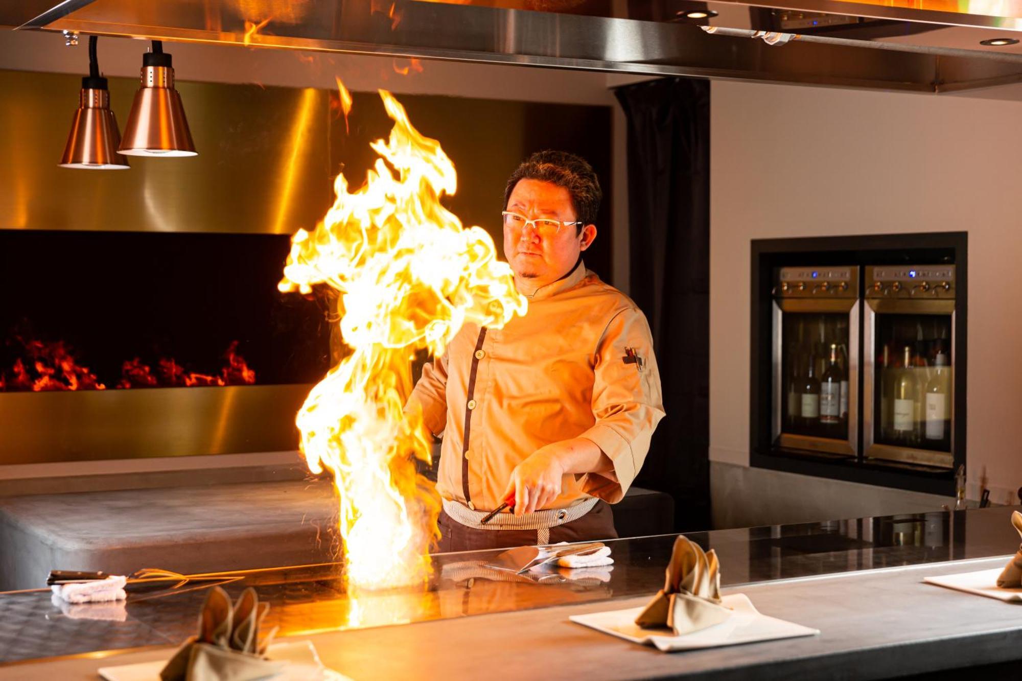 Good Nature Hotel Kyoto Dış mekan fotoğraf A chef cooking with a flaming torch